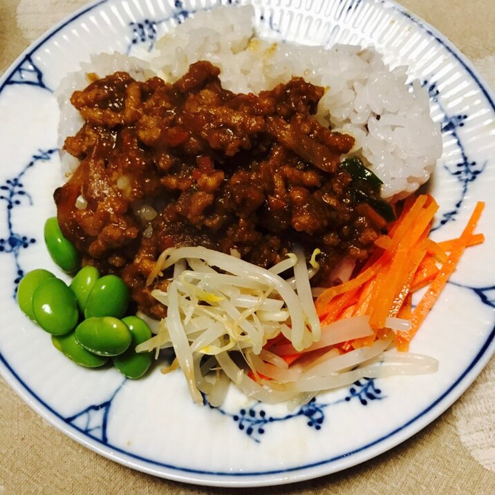 三種のサラダと大豆ミートカレーのランチプレート